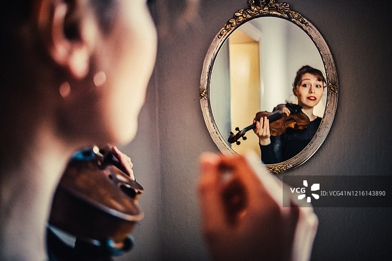 镜中的小提琴家图片素材