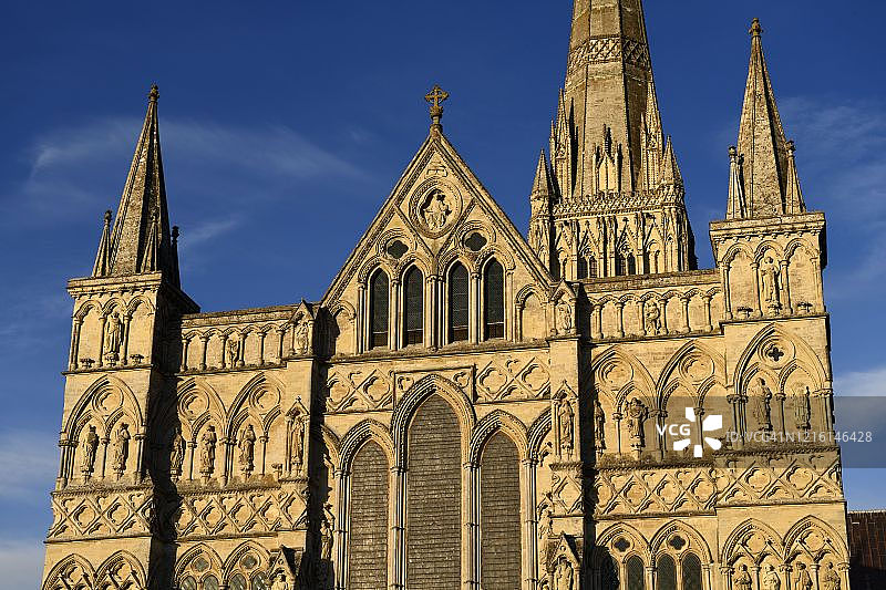 索尔兹伯里大教堂西立面，圣徒和天使雕像在金色晚霞中图片素材