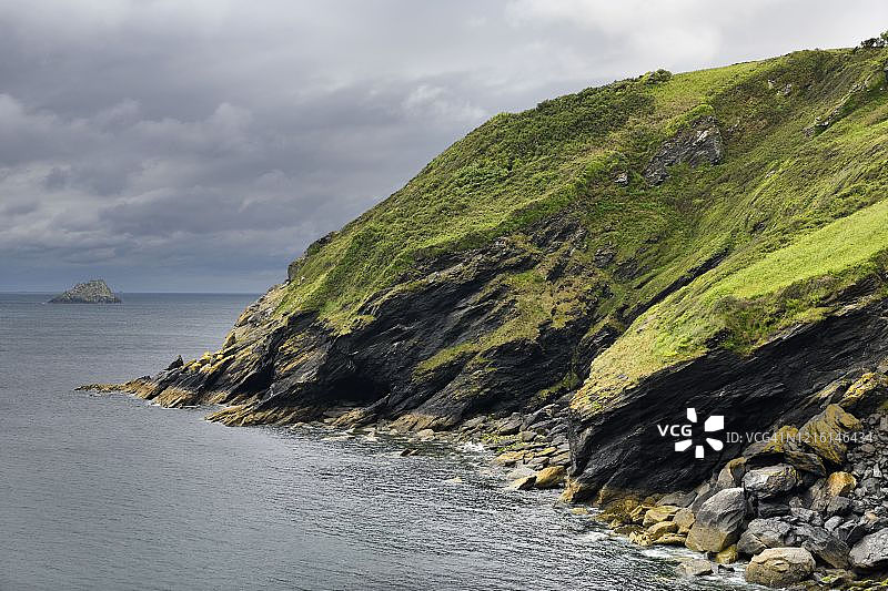 波特洛以南的海边悬崖和岛屿，靠近大西洋康沃尔英格兰罗西兰遗产海岸图片素材