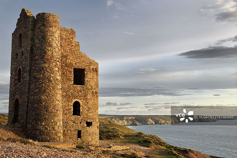 惠尔科茨锡矿上的废弃邮票和奇想引擎房，位于凯尔特海康沃尔英格兰，悬崖顶上有英国皇家空军波特里斯图片素材