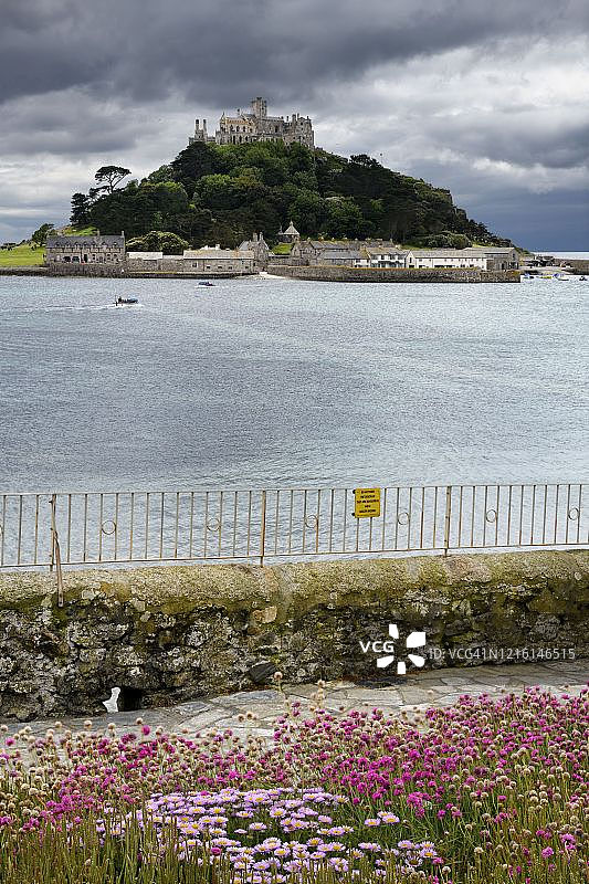多云天空下的圣米迦勒山图片素材