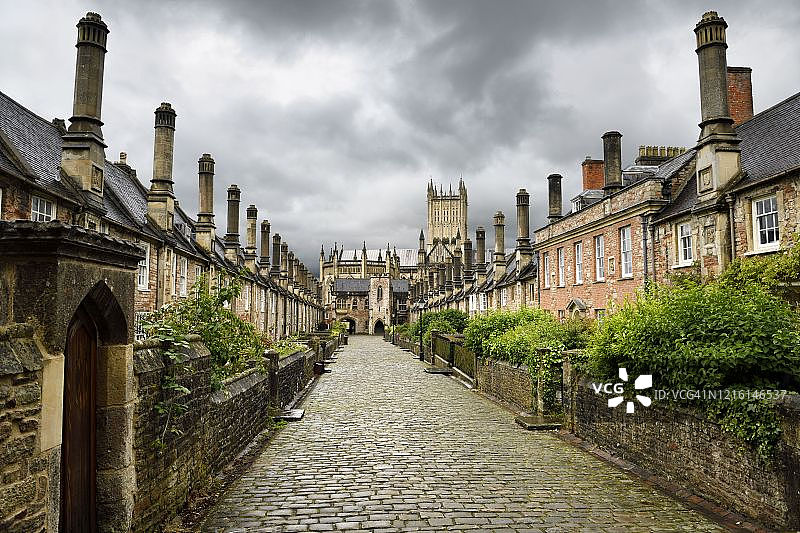 牧师公学：通往牧师大厅和英国韦尔斯座堂的14世纪鹅卵石街道图片素材