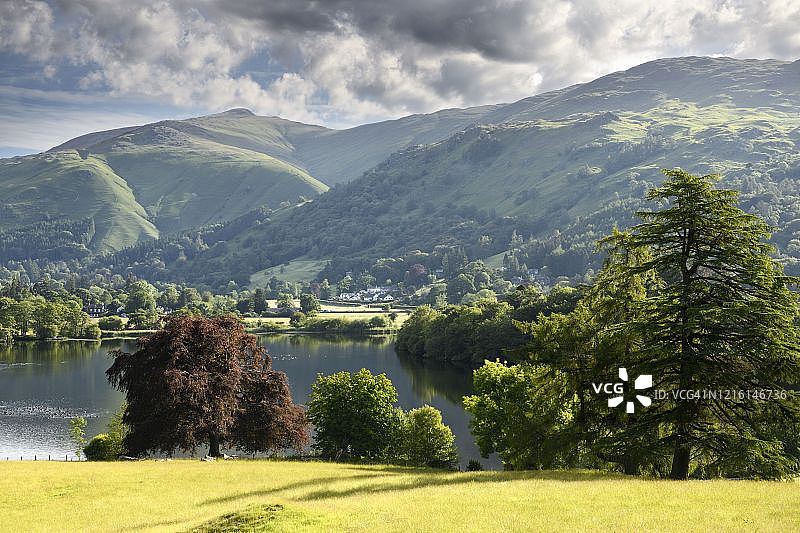罗斯海河畔的格拉斯米尔湖与湖区国家公园的纳布斯卡和瑞格山峰图片素材