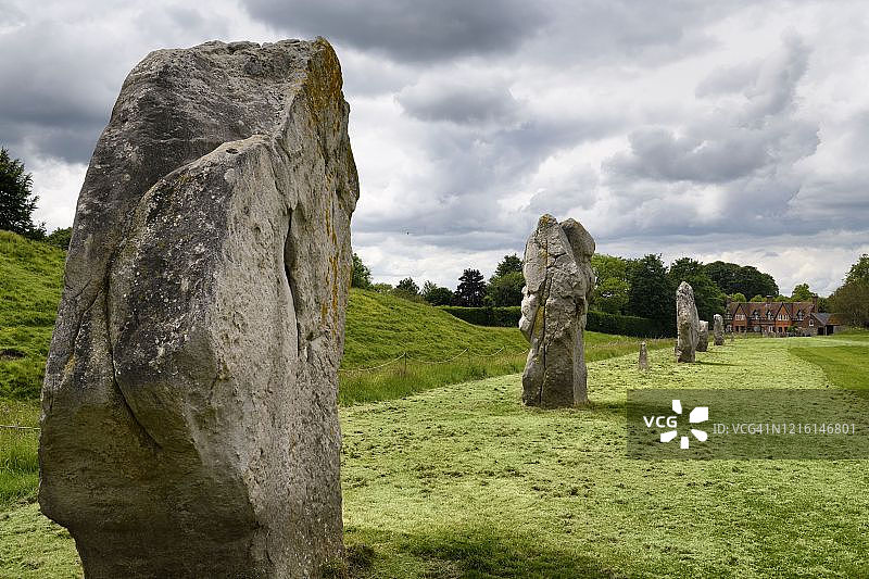 位于英格兰威尔特郡埃夫伯里巨石阵西南部的古老立石，带有堤岸、沟渠和福勒小屋图片素材