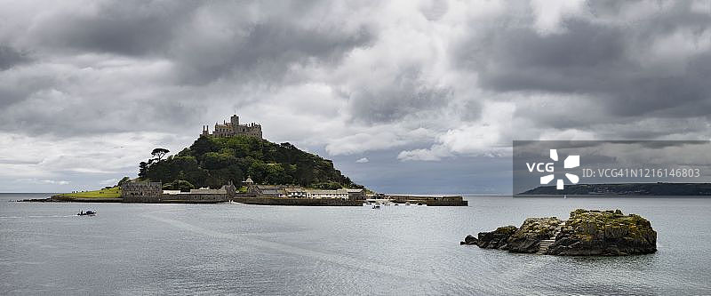 圣迈克尔山和教堂岩潮汐岛全景（马razion康沃尔英格兰，含水下堤道）图片素材