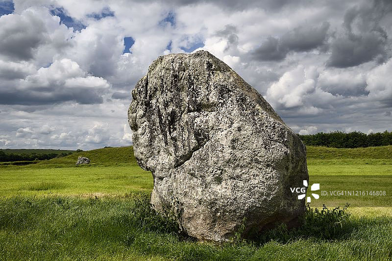 英格兰埃夫伯里巨石阵北部内圈的新石器时代立石图片素材