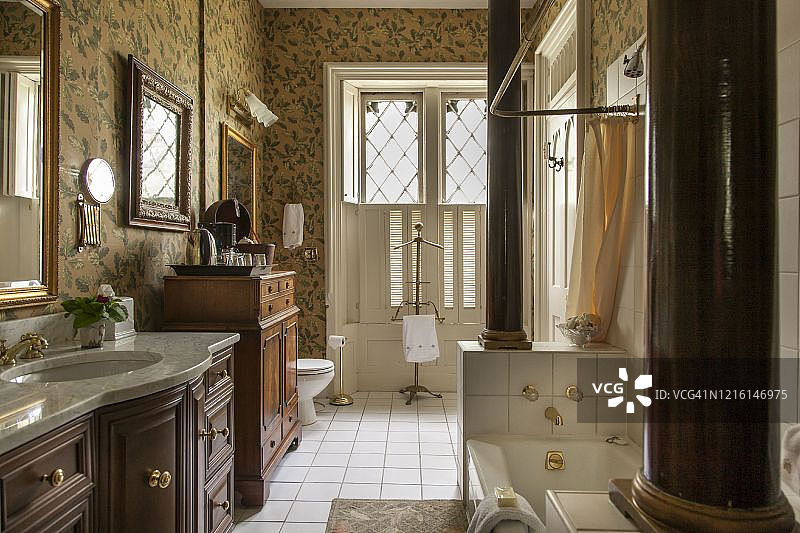 路易斯维尔伍德黑文旅馆的黄铜配件复古豪华浴室图片素材