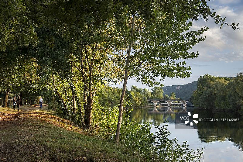 法国多尔多涅河畔人行道图片素材