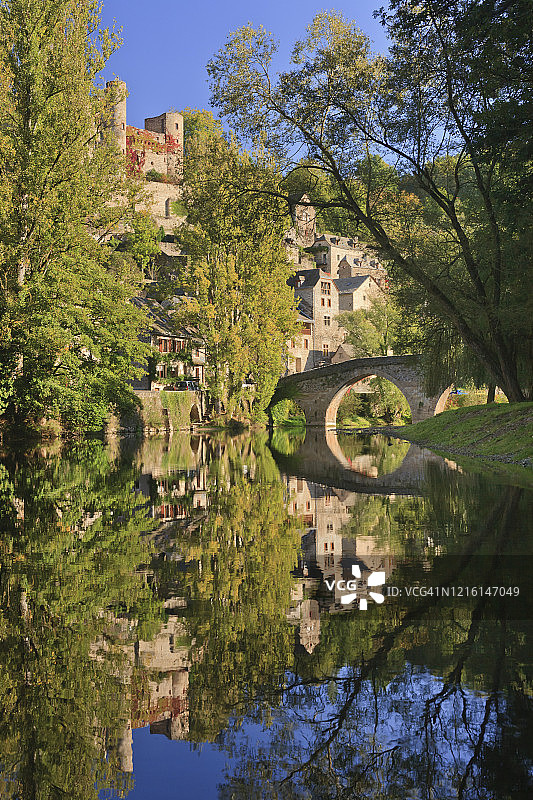 法国阿韦龙河畔贝尔卡斯泰尔城堡的15世纪桥梁和村庄图片素材