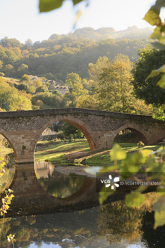 法国阿韦龙省贝尔卡斯泰尔的15世纪桥梁图片素材