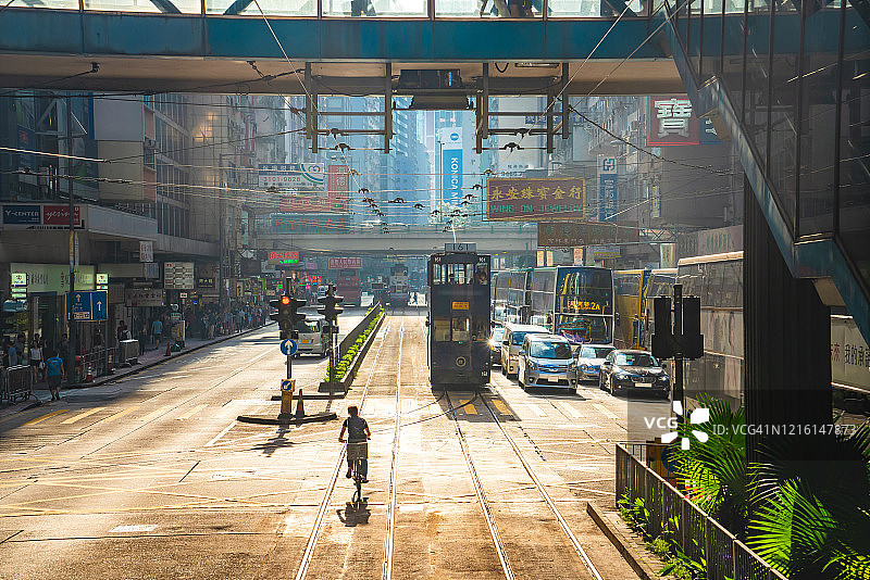 香港湾仔电车轨道上的街景图片素材