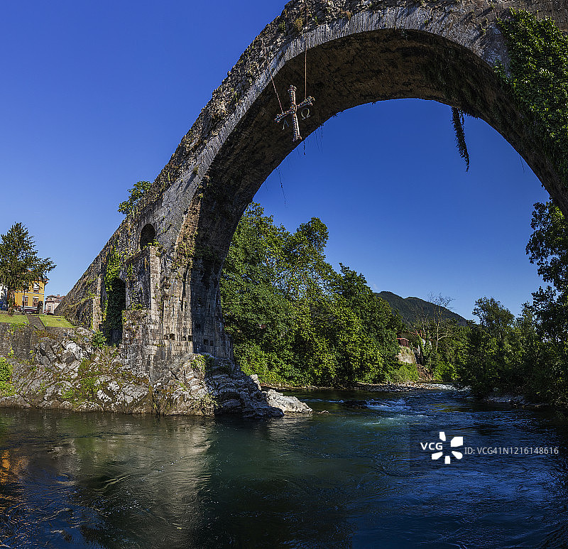 西班牙阿斯图里亚斯Cangas de Onis的桥梁图片素材