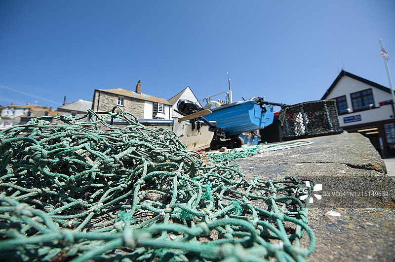 小港船坞上的渔网图片素材