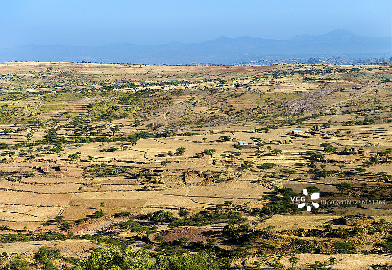 埃塞俄比亚高原半沙漠地区的居民点和农业用地图片素材