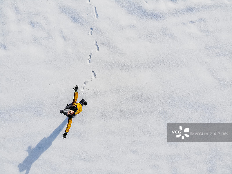 雪地中站立的女性航拍视角图片素材