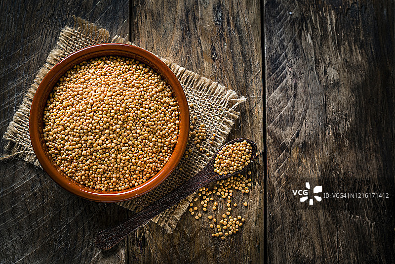 乡村木桌上的芥菜籽图片素材