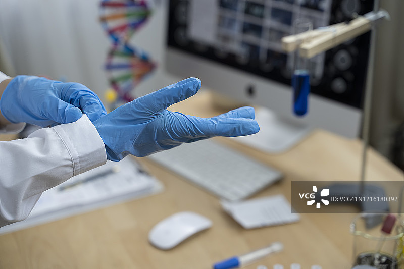 人手持医用橡胶手套图片素材