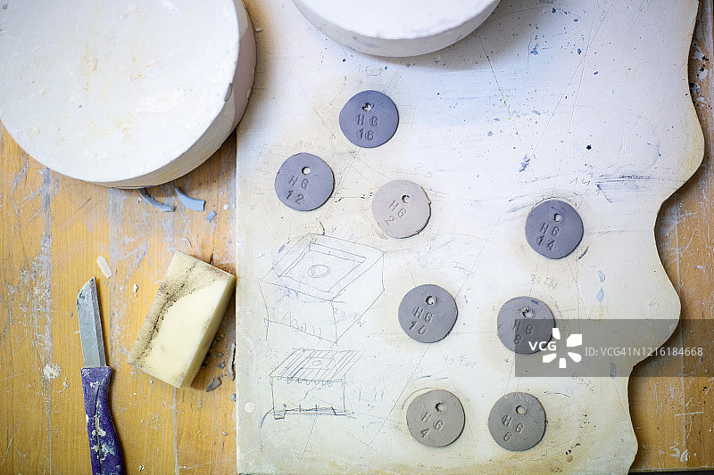 工作台上陶艺制作工具图片素材