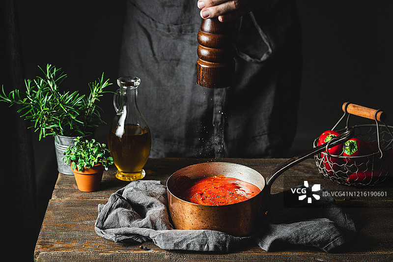 厨师准备红椒汤图片素材