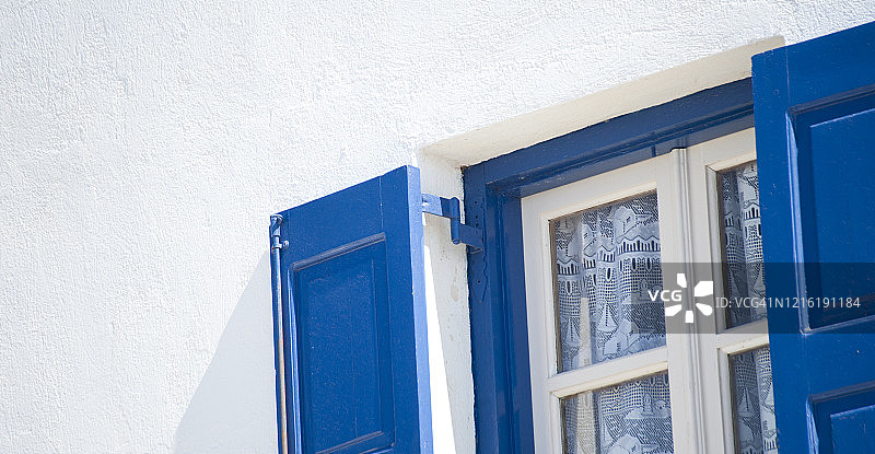 希腊明亮的蓝色木制窗台图片素材