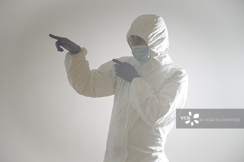 德国科学家戴防护面罩和防护服指向冒烟处图片素材