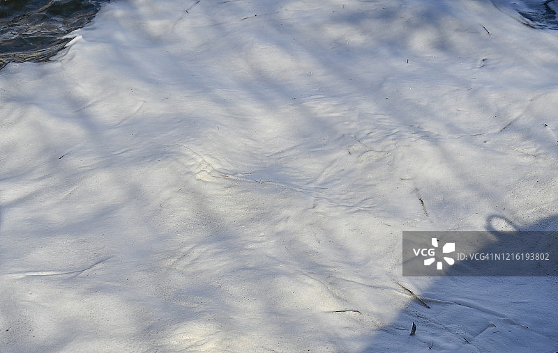 德国湖面上的漂浮泡沫图片素材
