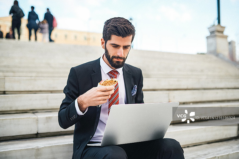 利用午休时间努力工作以获得成功图片素材