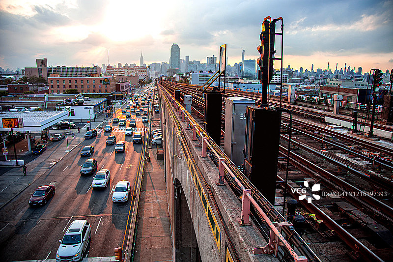 纽约皇后区的城市街道与高架地铁图片素材