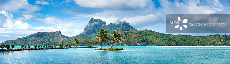 波拉波拉岛蓝色大海和奥特马努山美丽全景，法属波利尼西亚图片素材