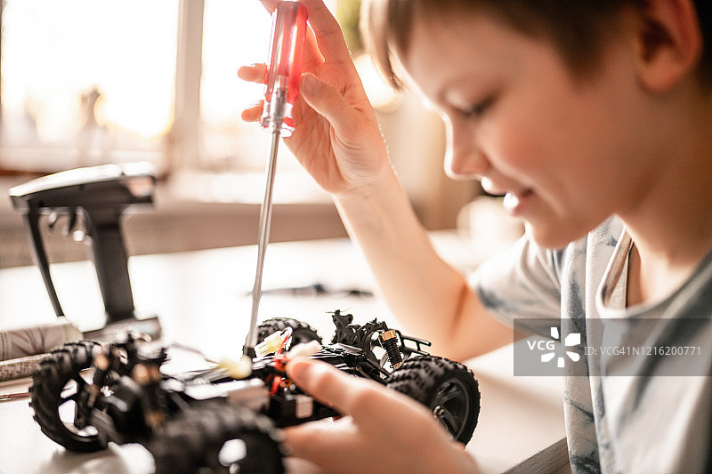 男孩修理遥控玩具车图片素材
