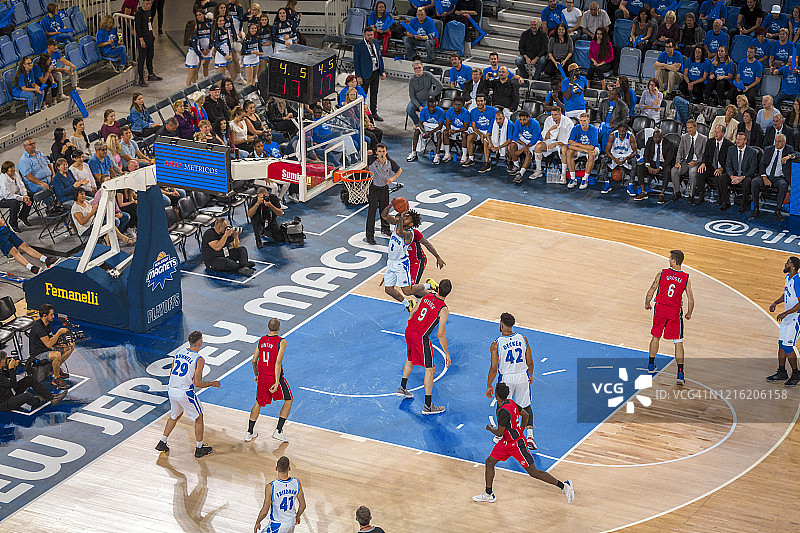 篮球运动员完成扣篮得分图片素材