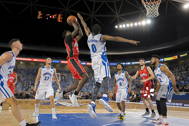 篮球场上的篮球运动图片素材