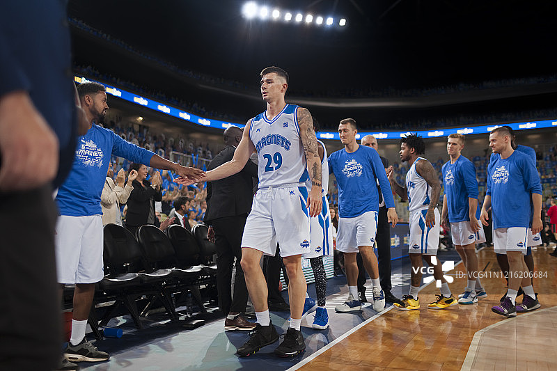 与教练握手的篮球运动员图片素材