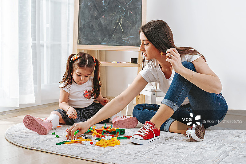 母亲和女儿一起玩耍图片素材