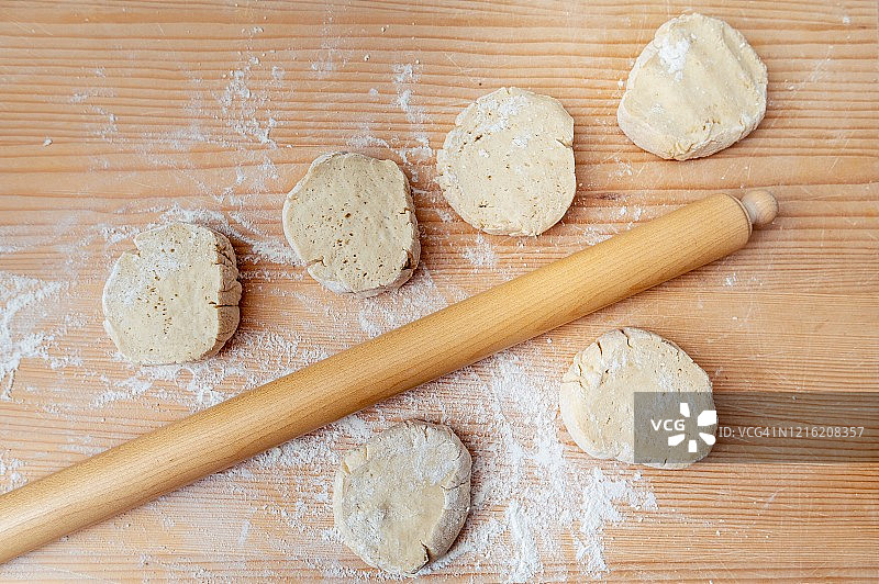 桌子上的披萨面团和擀面杖图片素材