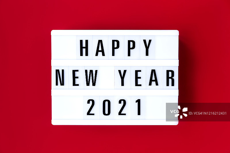 红色背景上的灯箱铭文“2021新年快乐”图片素材