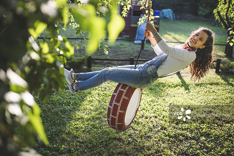 荡秋千的年轻女人图片素材