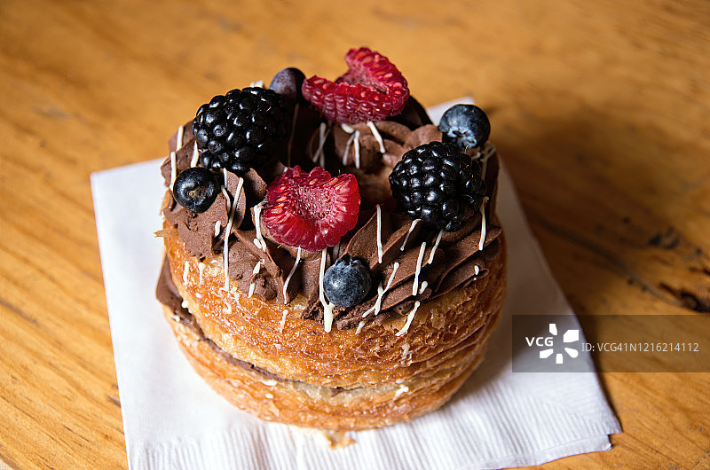 巧克力甜甜圈与新鲜蓝莓、覆盆子和黑莓图片素材