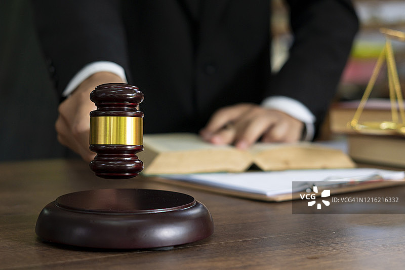 办公室里阅读法律书籍的律师商人特写图片素材