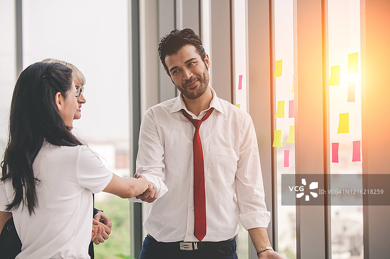 商务人士结束会议后握手，人际关系合作概念图片素材