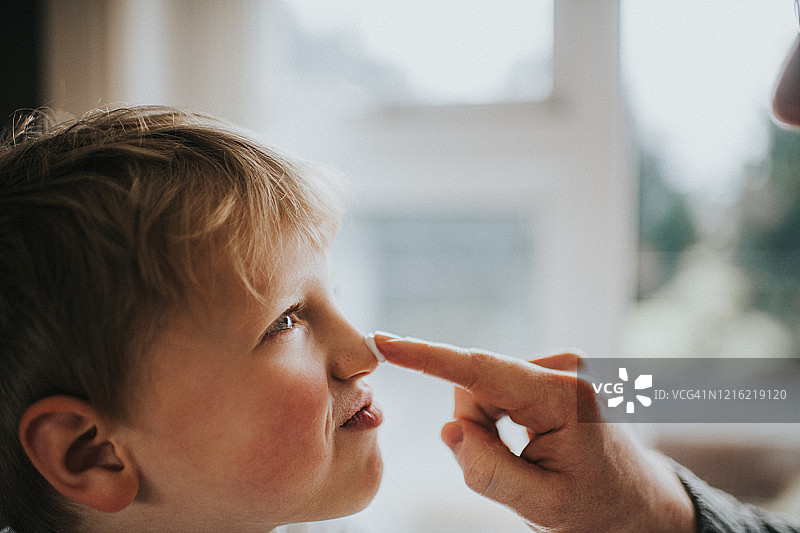 鼻子上的保湿乳液图片素材