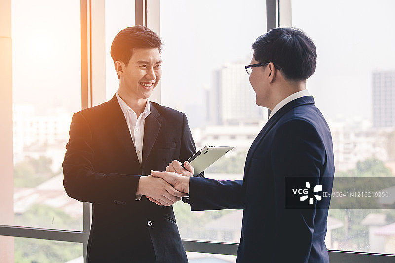 商务人士结束会议后握手，人际关系合作概念图片素材