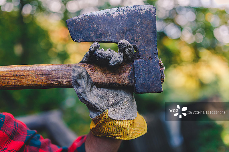 持斧伐木工人图片素材