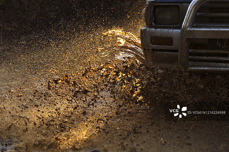 SUV在户外河流中行驶，在路上旅行图片素材