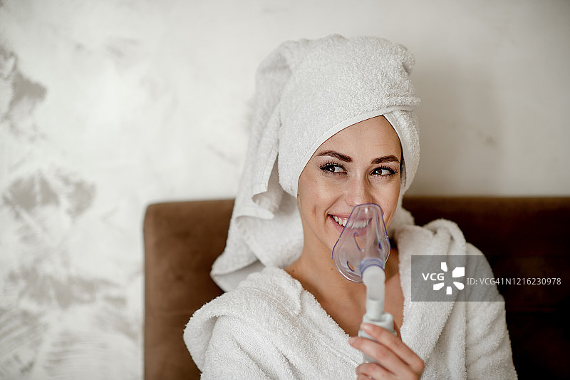 使用哮喘吸入器的年轻女人图片素材