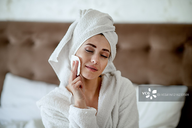 美女用棉签清洁面部图片素材