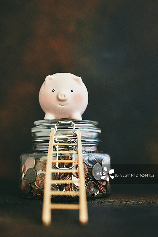 储蓄罐守护着金钱，储蓄背景图片素材