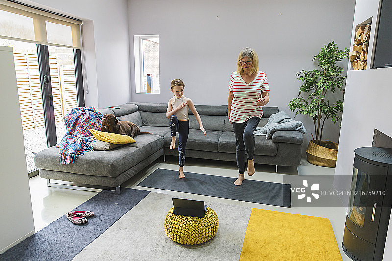 年长女士与孙女在室内锻炼图片素材