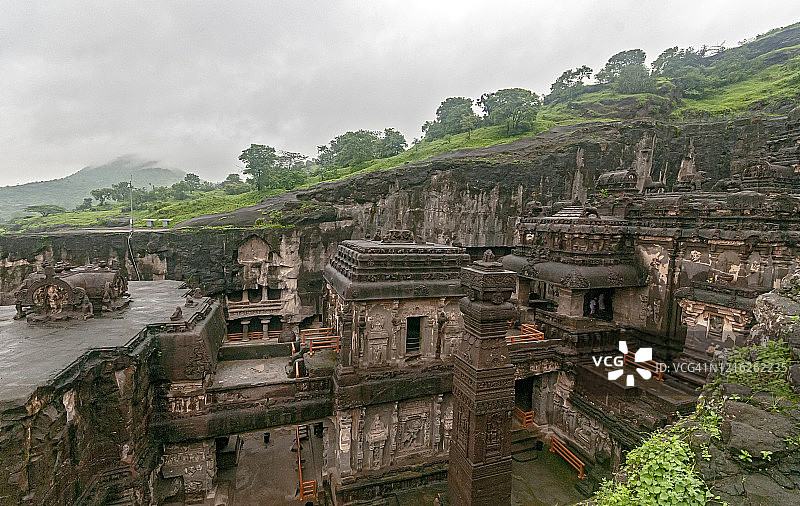 凯拉萨神庙是最大的岩凿古印度教寺庙之一，也是34个石窟（第16窟）寺庙和修道院之一，位于印度马哈拉施特拉邦埃洛拉图片素材