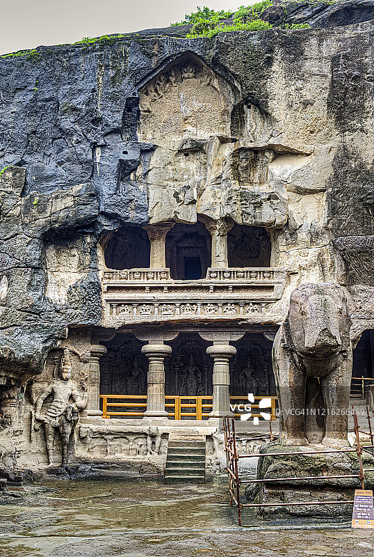 埃洛拉石窟16号凯拉萨神庙奇观：岩凿独石庙，佛教、印度教和耆那教石窟寺庙宗教建筑群，印度，联合国教科文组织世界遗产，近马哈拉施特拉邦奥兰加巴德图片素材